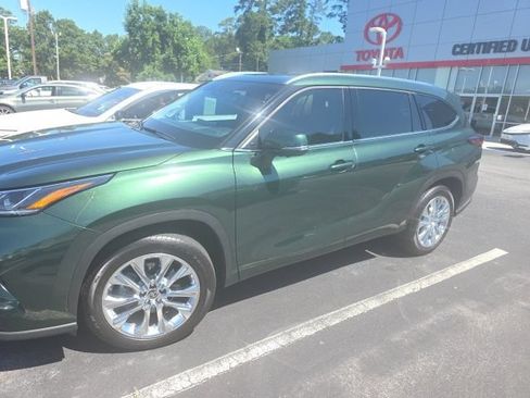 Used 2025 Toyota Highlander Limited FWD image 1