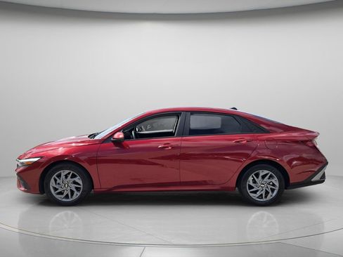 Certified 2024 Hyundai Elantra SEL FWD image 3