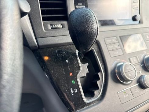 Used 2019 Toyota Sienna L image 28