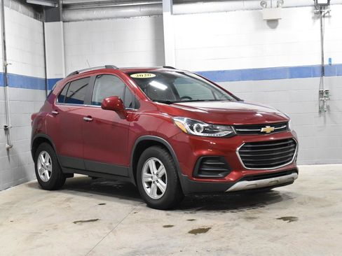 Used 2020 Chevrolet Trax LT w/ Sun & Sound Package image 26