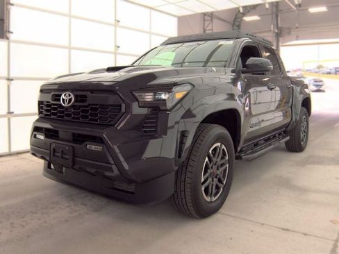 Used 2024 Toyota Tacoma TRD Sport w/ TRD Sport Upgrade Package AWD/4WD image 4
