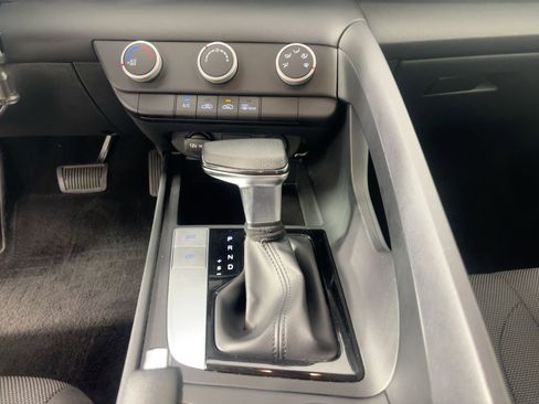 Used 2021 Hyundai Elantra SE image 18