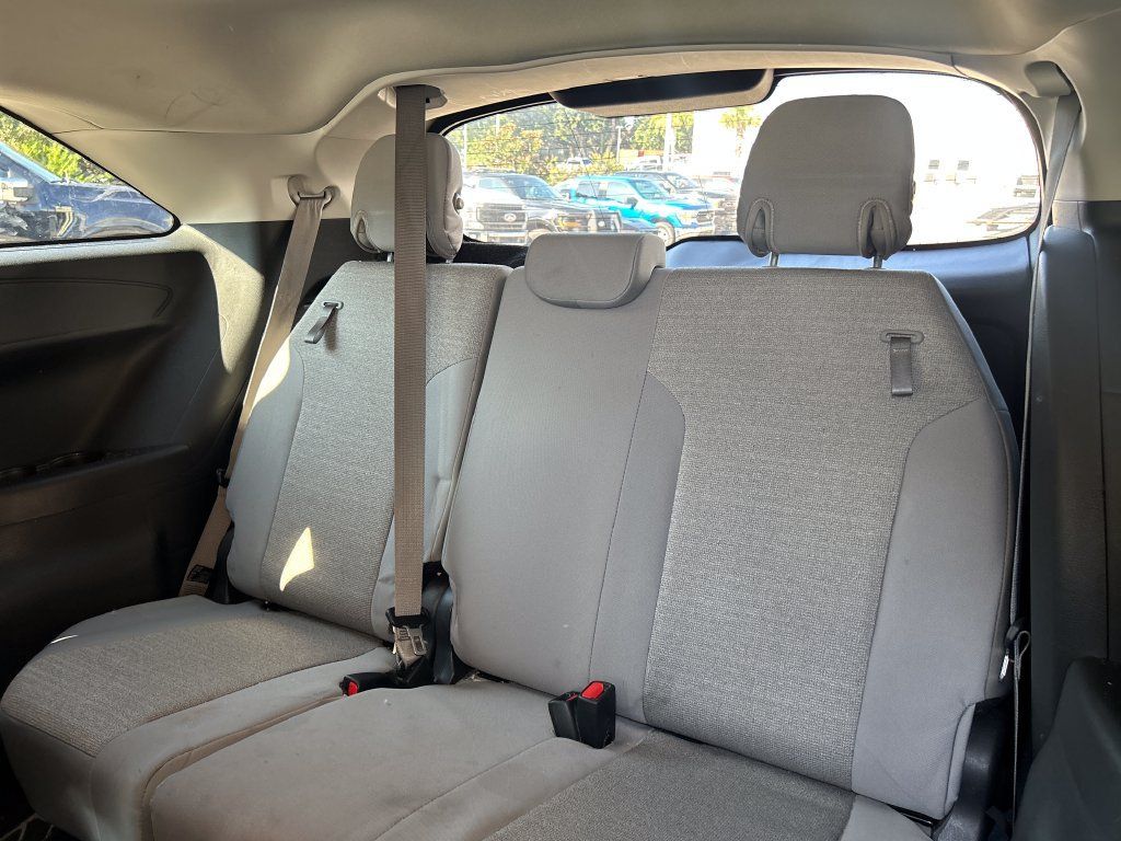 Used 2025 Toyota Sienna LE FWD image 14
