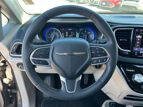 Used 2023 Chrysler Pacifica Touring-L FWD image 20