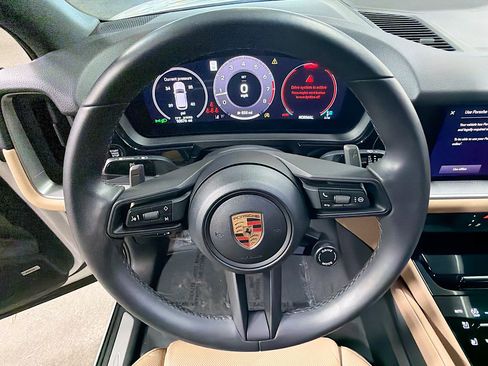 Certified 2025 Porsche Cayenne image 38