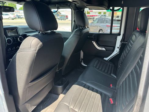 Used 2016 Jeep Wrangler Unlimited Rubicon w/ Connectivity Group AWD/4WD image 9