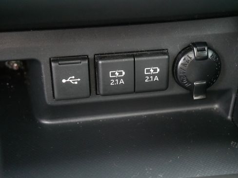 Used 2020 Toyota Highlander XLE AWD/4WD image 34
