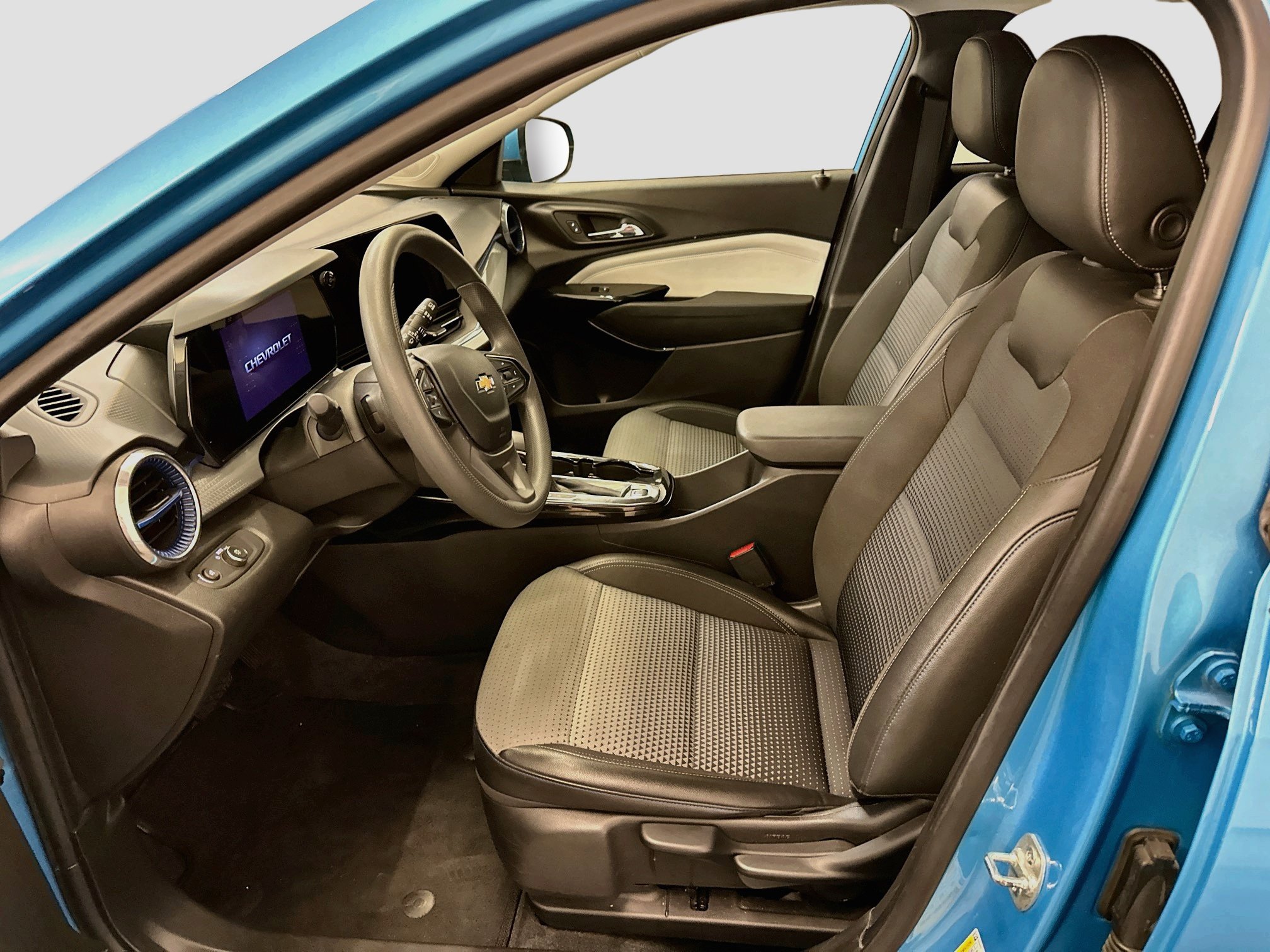 Used 2025 Chevrolet Trax LT FWD image 13