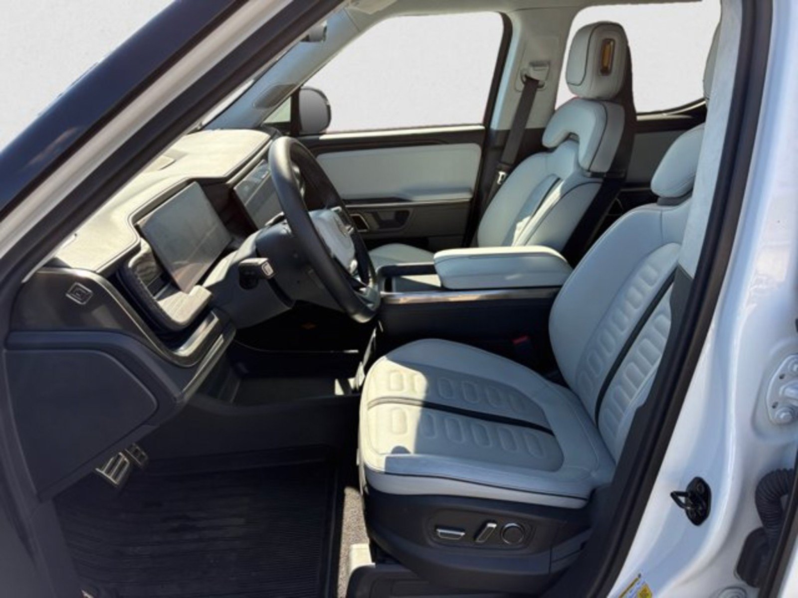Used 2023 Rivian R1T Adventure Dual AWD/4WD image 10