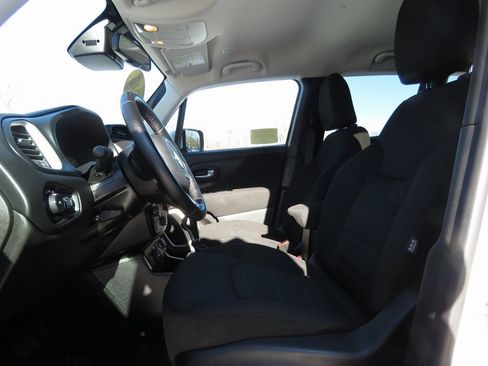 Used 2019 Jeep Renegade Latitude w/ Cold Weather Group image 10