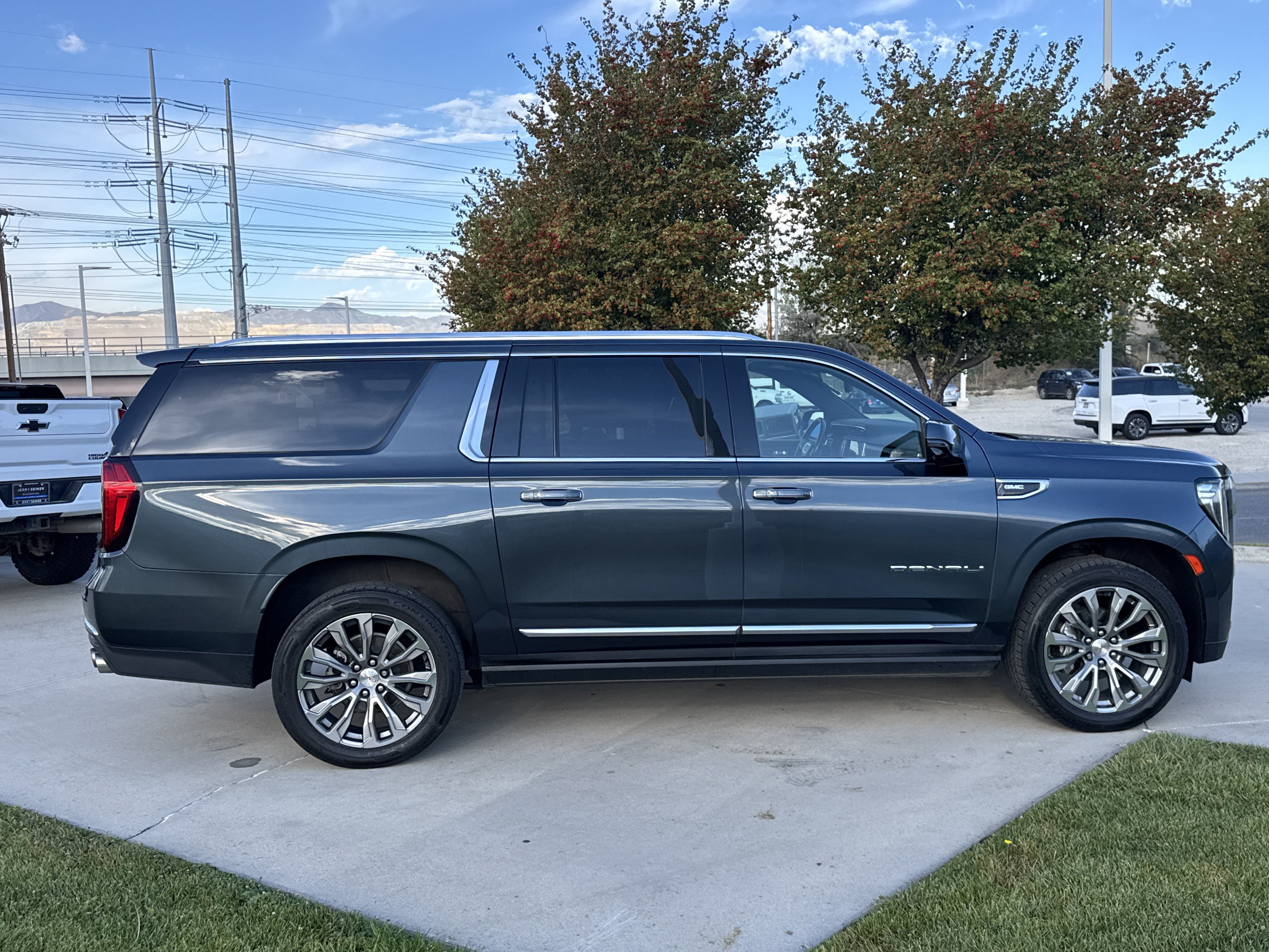 Used 2021 GMC Yukon XL Denali w/ Denali Premium Package AWD/4WD image 6