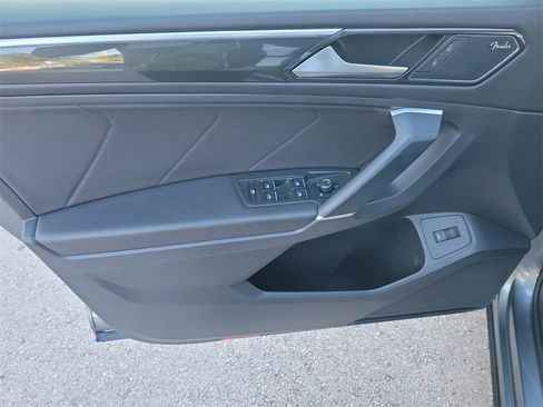 Used 2018 Volkswagen Tiguan SEL Premium w/ R-Line Package image 14