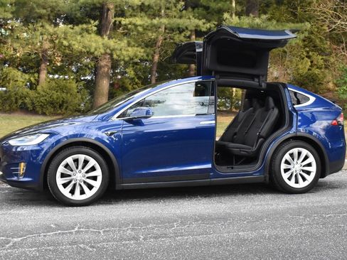 Used 2018 Tesla Model X 75D image 16