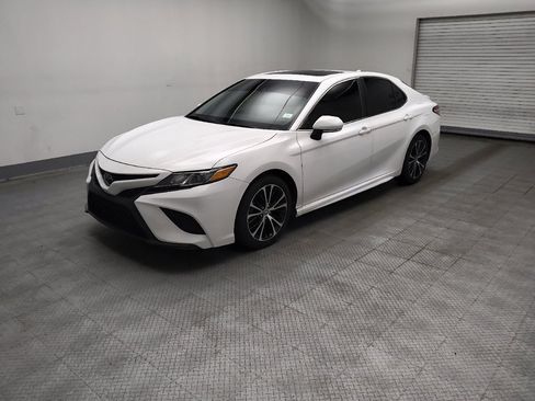 Used 2020 Toyota Camry SE w/ Convenience Package FWD image 2