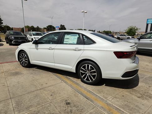 New 2026 Volkswagen Jetta SE FWD image 4
