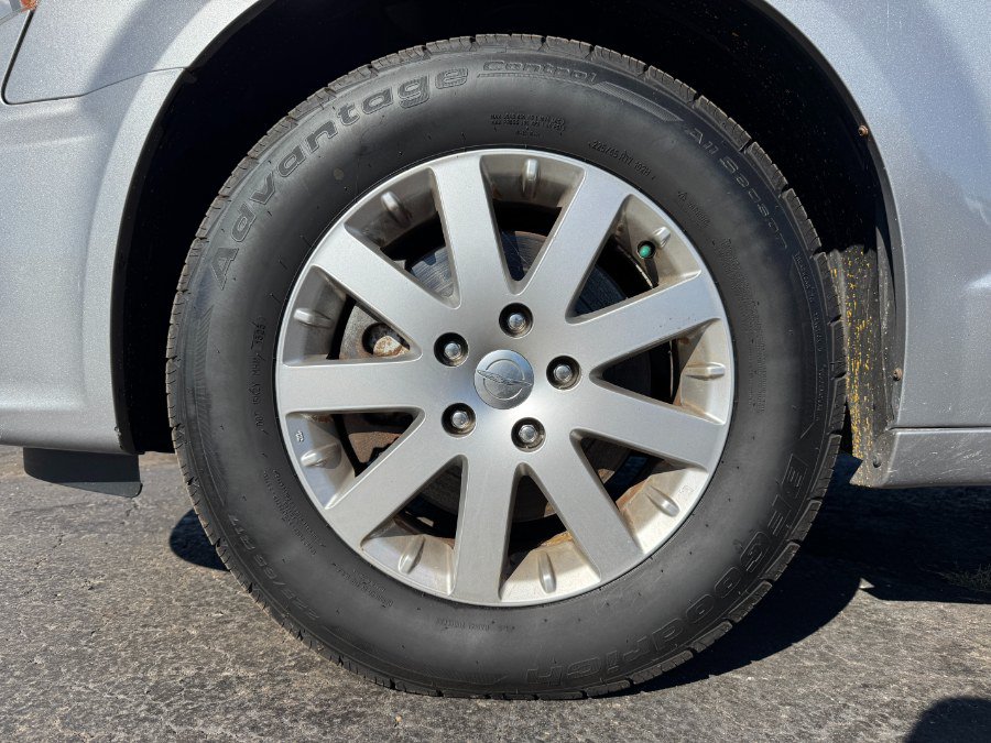 Used 2014 Chrysler Town & Country Touring FWD image 13