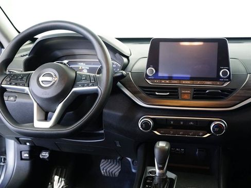 Used 2025 Nissan Altima 2.5 SV FWD image 8