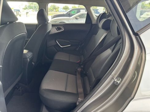 Used 2025 Kia Soul LX w/ LX Technology Package FWD image 24