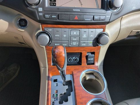 Used 2010 Toyota Highlander Limited AWD/4WD image 19