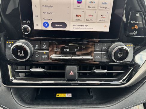 Used 2023 Toyota Highlander XLE AWD/4WD image 20