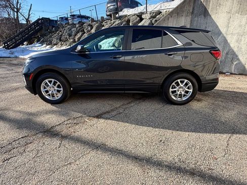 Used 2022 Chevrolet Equinox LT image 2