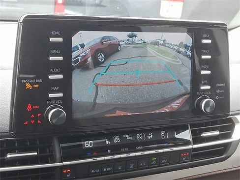 Used 2023 Toyota Sienna XLE image 17