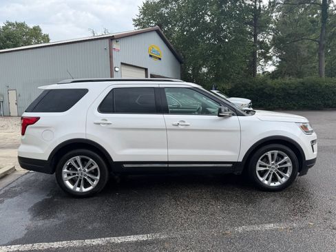 Used 2018 Ford Explorer XLT w/ Equipment Group 202A FWD image 8