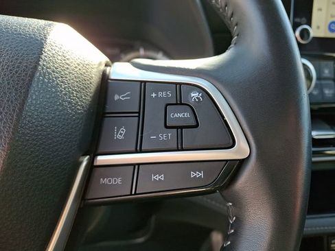 Used 2024 Toyota Highlander LE FWD image 25