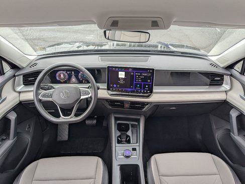 Used 2025 Volkswagen Tiguan SE FWD image 22