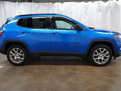 Used 2022 Jeep Compass Latitude w/ Sun and Sound Group AWD/4WD image 2