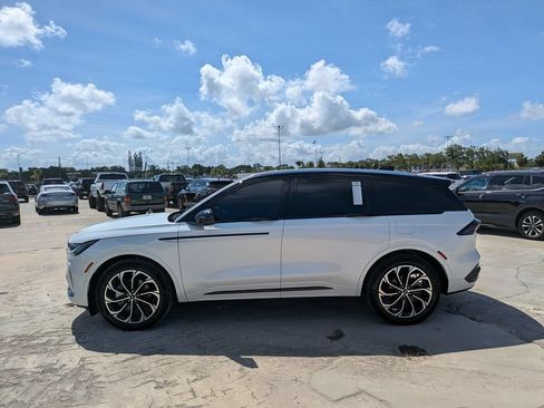 Used 2025 Lincoln Nautilus Reserve AWD/4WD image 5