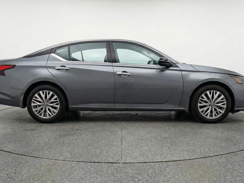 Used 2025 Nissan Altima 2.5 SV FWD image 11