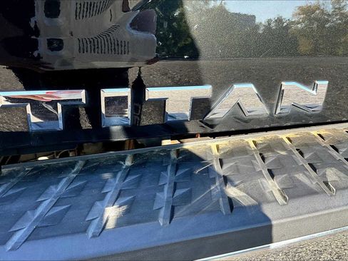 Used 2019 Nissan Titan SV image 30