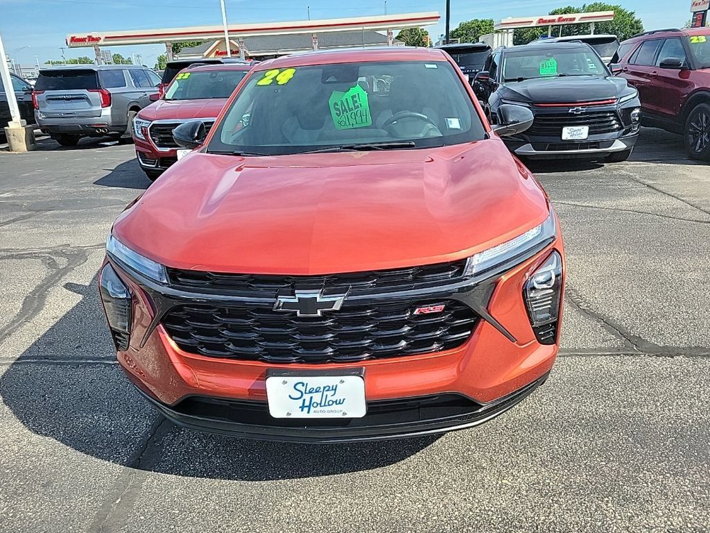 Used 2024 Chevrolet Trax RS w/ Sunroof Package FWD image 2