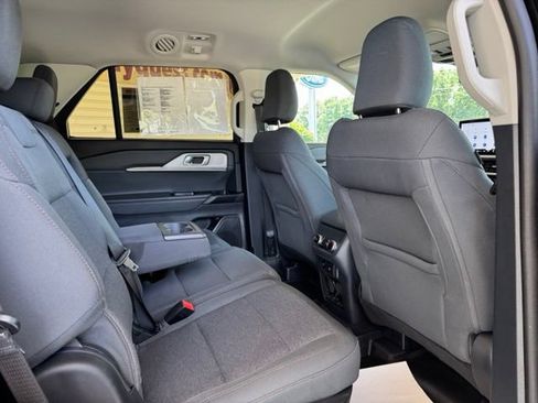 Used 2025 Ford Explorer Active AWD/4WD image 5