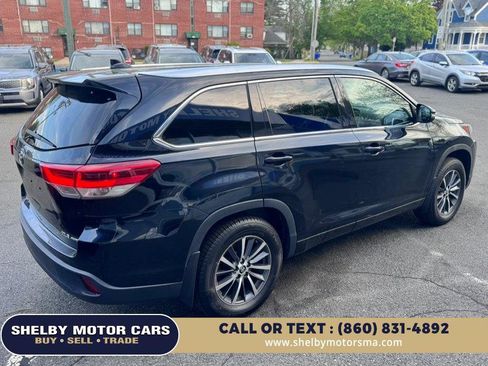 Used 2017 Toyota Highlander XLE AWD/4WD image 5