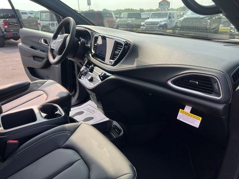 New 2025 Chrysler Pacifica Select image 11