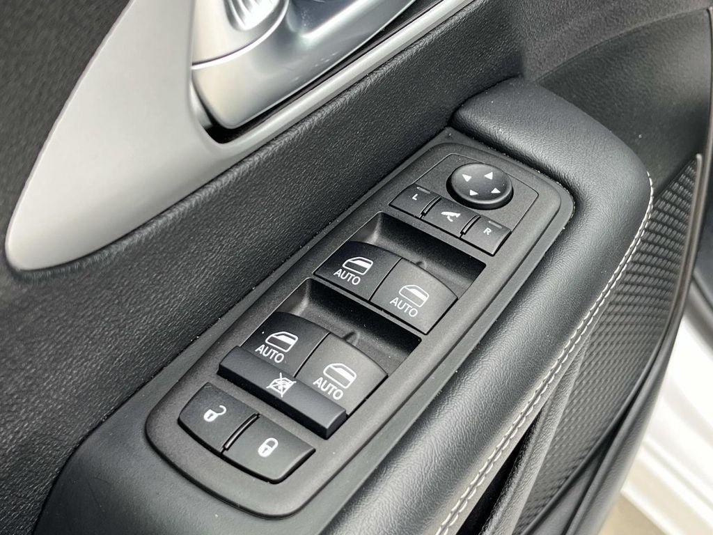 Used 2025 Chrysler Pacifica Limited FWD image 33