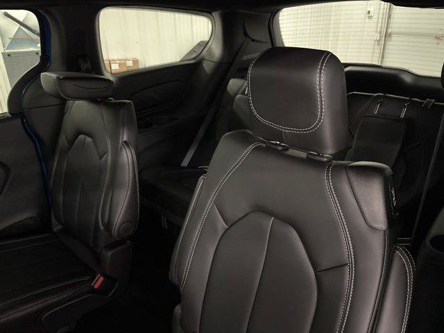 New 2026 Chrysler Pacifica Select w/ S Appearance Package AWD/4WD image 32