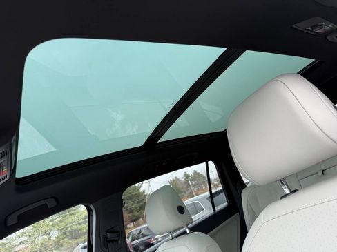 Used 2022 Volkswagen Tiguan SE R-Line image 16