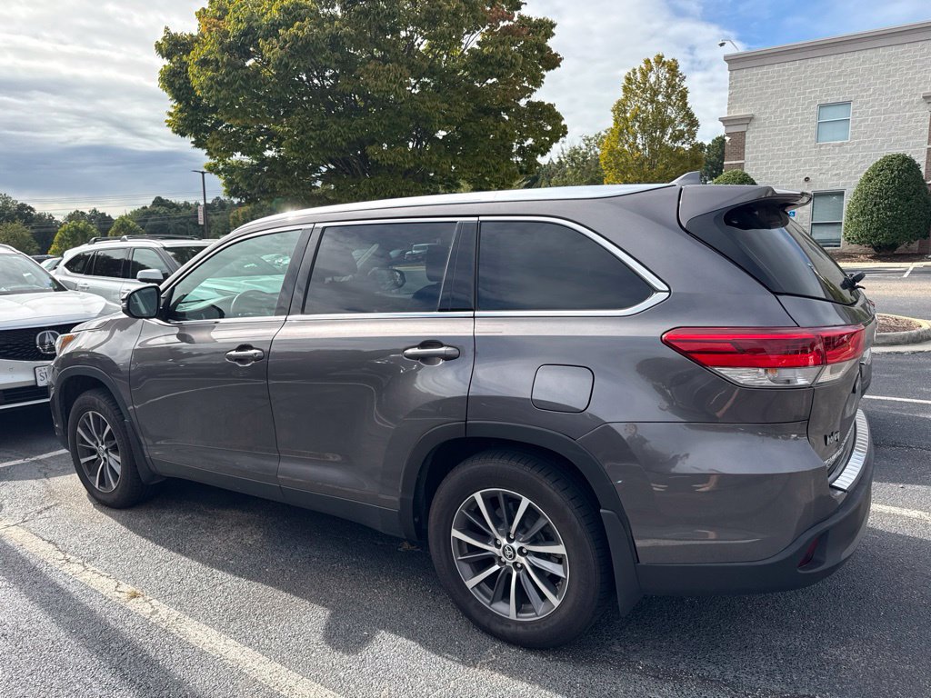 Used 2019 Toyota Highlander XLE AWD/4WD image 3
