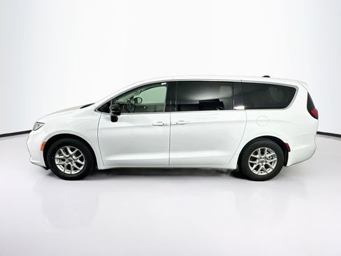 Used 2024 Chrysler Pacifica Touring-L FWD image 4