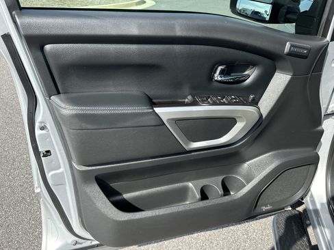 Used 2020 Nissan Titan SL w/ Moonroof Package RWD image 10