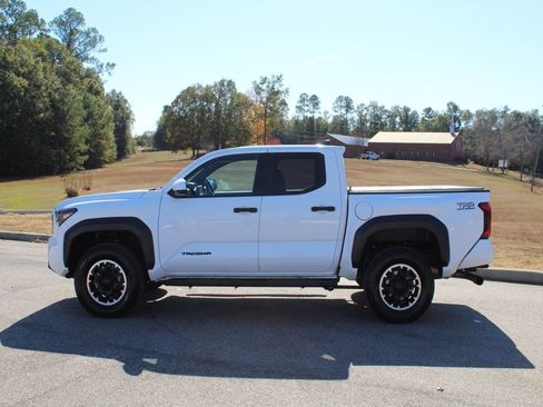 Used 2024 Toyota Tacoma TRD Off-Road image 12