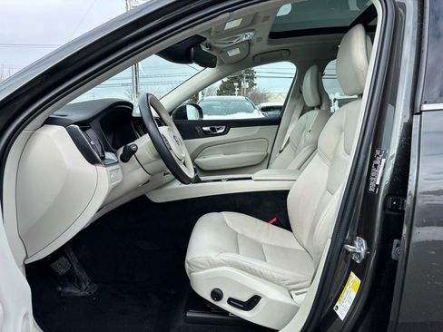 Used 2018 Volvo XC60 T5 Momentum w/ Vision Package image 16
