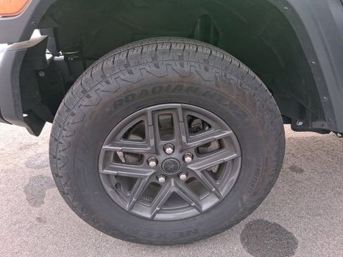 Used 2025 Jeep Wrangler Sport S image 40