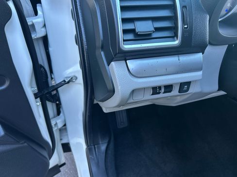 Used 2017 Subaru Forester 2.5i Premium w/ All-Weather Package image 9