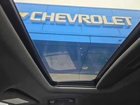 Used 2025 Chevrolet Trax RS w/ Sunroof Package image 19