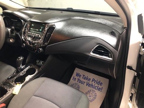 Used 2018 Chevrolet Cruze LS image 13