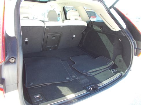 Used 2023 Volvo XC60 B5 Plus image 9